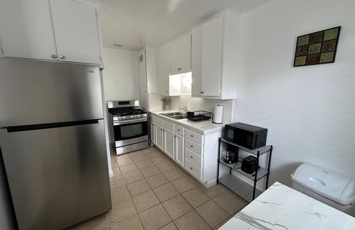 Mar Vista Apartment | Venice Apartment with Parking C