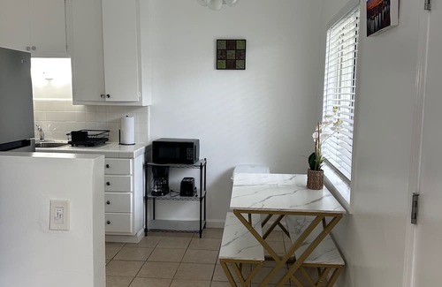 Mar Vista Apartment | Venice Apartment with Parking C