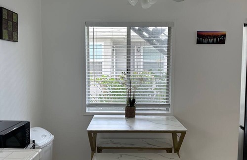 Mar Vista Apartment | Venice Apartment with Parking C