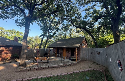Azle Cottage | Cozy & Charming Cottage near Eagle Mountain Lake