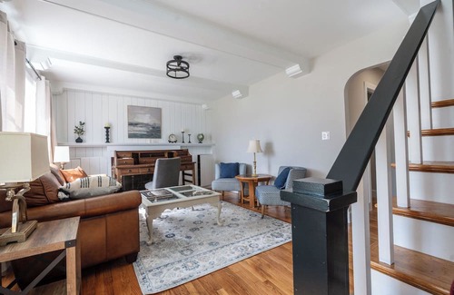 Salem House | Beautiful Colonial Charmer