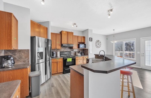 Calgary House | Cozy house situated about 13 mins to the Airport, few minutes to many amenities.