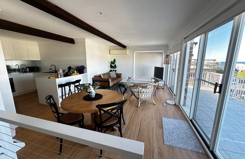 Wamberal Apartment | 100m from Beach: The Wambi Getaway, Pet Friendly, 2BR, Entire Apartment and Yard