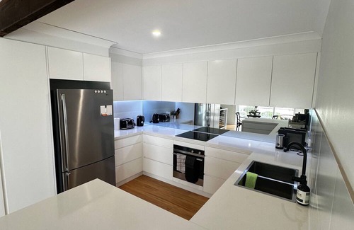 Wamberal Apartment | 100m from Beach: The Wambi Getaway, Pet Friendly, 2BR, Entire Apartment and Yard