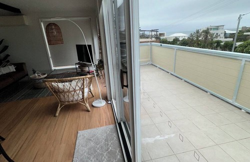 Wamberal Apartment | 100m from Beach: The Wambi Getaway, Pet Friendly, 2BR, Entire Apartment and Yard