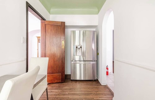Mid-Wilshire House | Charming 3-bedroom house with WiFi, AC in wonderful Los Angeles
