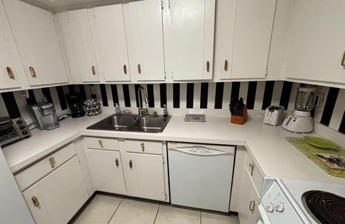 Arcadian Shores House | Seaside Escape in Myrtle Beach: Steps from beach!