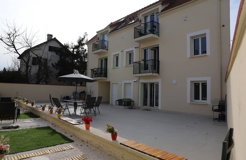 Le Bourget Apartment | Lux Black&White 15 Min To Paris & CDG