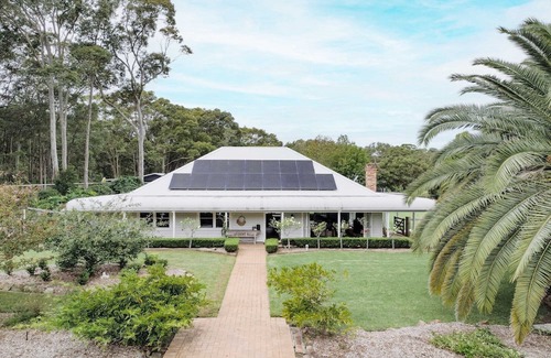 Wamberal House | Secluded acerage with floodlit tennis and basketball courts, pool, firepit and beautiful homestead