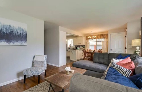 Garden District House | NEW! Ol’ Red- Downtown Coeur d'Alene Charmer- pet friendly!