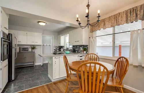 Garden District House | NEW! Ol’ Red- Downtown Coeur d'Alene Charmer- pet friendly!