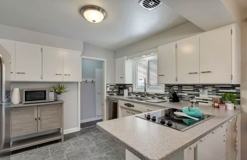 Garden District House | NEW! Ol’ Red- Downtown Coeur d'Alene Charmer- pet friendly!