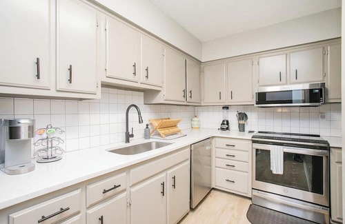 Charlotte Park Condo | West Nashville 2-bedroom, 1 bath Condo, Furnished w/Wifi, Pool