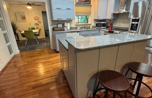 South Pinellas Community Council House | “Charming 3-Bedroom Bungalow Near St. Petersburg’s Beautiful Beaches with WiFi”