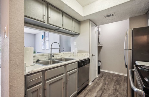 Bedford Apartment | 3001 Crystal Springs 1214 I Spacious 2 Bed 1 Bath