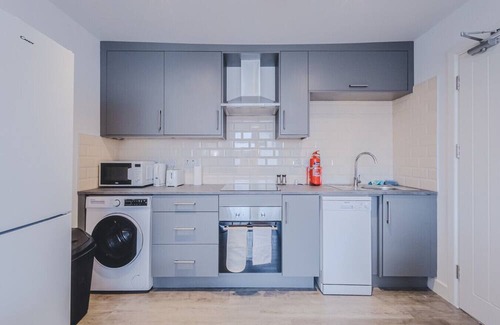 Swindon Apartment | 9 Regent Circus Apartment Central Location Long Stays