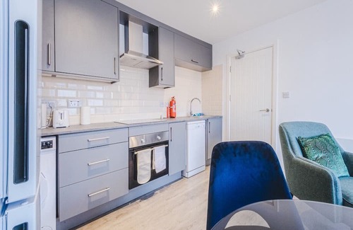 Swindon Apartment | 9 Regent Circus Apartment Central Location Long Stays