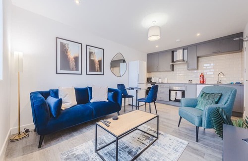 Swindon Apartment | 9 Regent Circus Apartment Central Location Long Stays