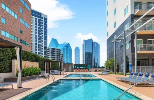 Uptown Condo | Modern 1BR Condo at Miro – Rooftop Pool & Fire Pit!