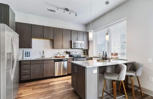 Uptown Condo | Stylish 1BR at Miro – Rooftop Pool and Fire Pit!