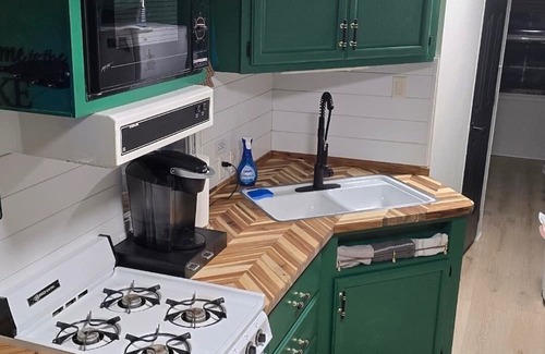 Broadalbin House | Luxury Camp- Glamping with Cedar Sauna & Salt Water Hot Tub Near Lake Sacandaga