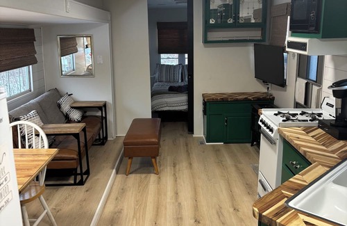 Broadalbin House | Luxury Camp- Glamping with Cedar Sauna & Salt Water Hot Tub Near Lake Sacandaga