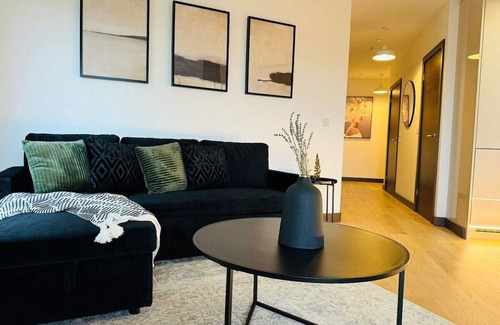 Maidstone Apartment | Stylish Maidstone Apt – Private Parking Included