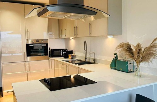 Maidstone Apartment | Stylish Maidstone Apt – Private Parking Included