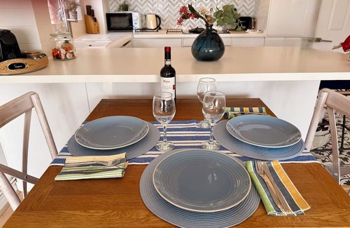 Isle of Grain Apartment | A hidden gem, just 4 minutes from the beach & lively shops & bars of Leigh Town,