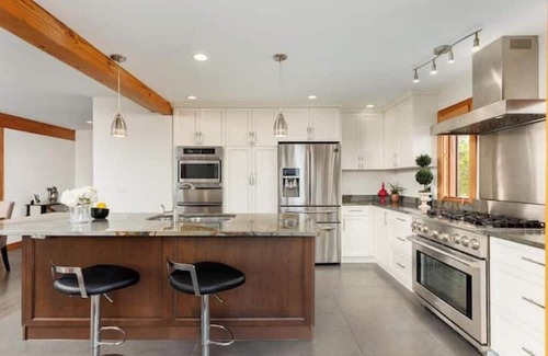 Dundarave House | Quiet Modern Dundadrave Oasis