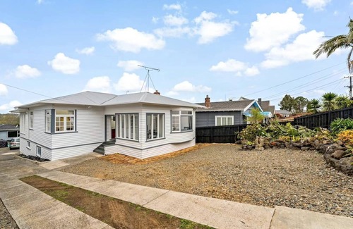Mount Albert House | Central 4BR Family Home w/Parking | Sleeps 7 | Near Auckland CBD