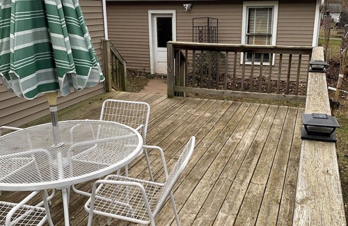 Berlin House | Charming 2-bedroom house in Berlin. 20 min EAA and 1 hr to Lambeau Field. WiFi