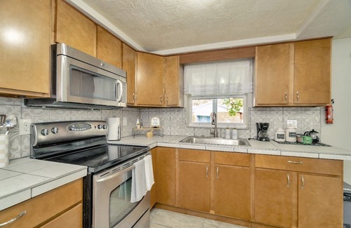 Embassy Hills House | Charming 2-bedroom house with AC, WiFi in Port Richey FL Near Weeki Wachee Park