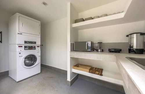 El Tesoro Apartment | R2: modern room near Provenza/AC/wash&dry/patio