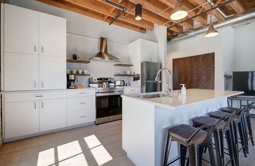 Fifth Ward Apartment | CW | 1 Bed | Walker's Point | Cream City | Luxury