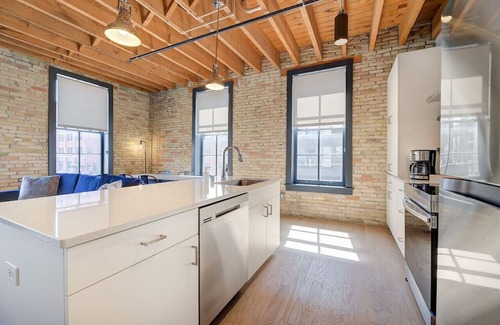 Fifth Ward Apartment | CW | 1 Bed | Walker's Point | Cream City | Luxury