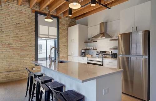 Fifth Ward Apartment | CW | 1 Bed | Walker's Point | Cream City | Luxury