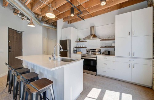 Fifth Ward Apartment | CW | 1 Bed | Walker's Point | Cream City | Luxury