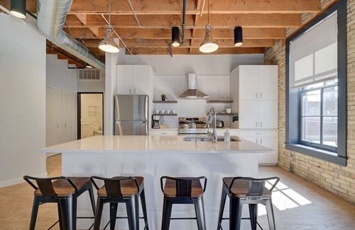 Fifth Ward Apartment | CW | 1 Bed | Walker's Point | Cream City | Luxury