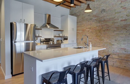 Fifth Ward Apartment | CW | 1 Bed | Walker's Point | Cream City | Luxury