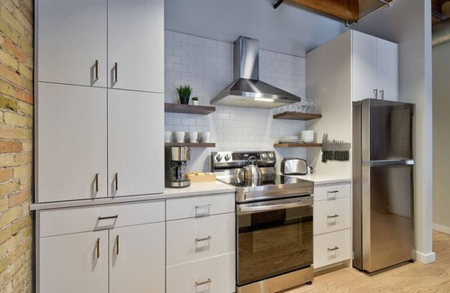 Fifth Ward Apartment | CW | 1 Bed | Walker's Point | Cream City | Luxury