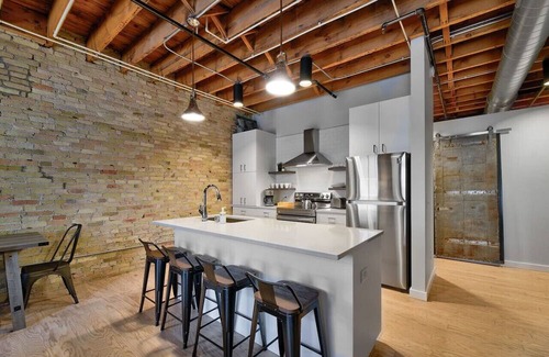Fifth Ward Apartment | CW | 1 Bed | Walker's Point | Cream City | Luxury