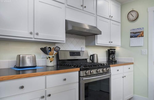 Eugene House | Cheerful 2 Bedroom, 2 Bath Home with Hot Tub
