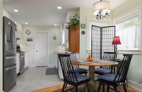 Eugene House | Cheerful 2 Bedroom, 2 Bath Home with Hot Tub
