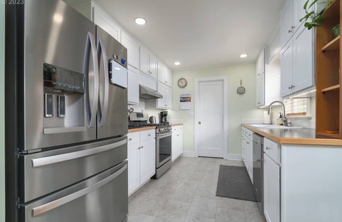 Eugene House | Cheerful 2 Bedroom, 2 Bath Home with Hot Tub