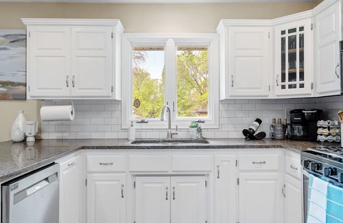 Plymouth House | 4-bedroom house in peaceful Minneapolis with AC, WiFi