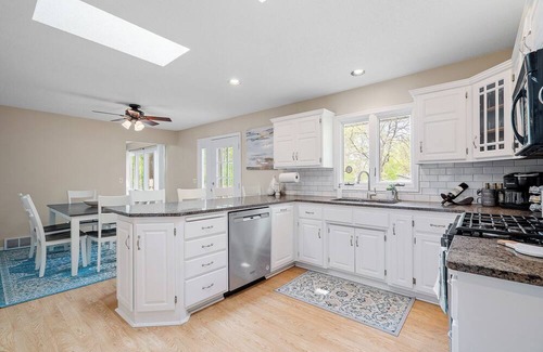 Plymouth House | 4-bedroom house in peaceful Minneapolis with AC, WiFi