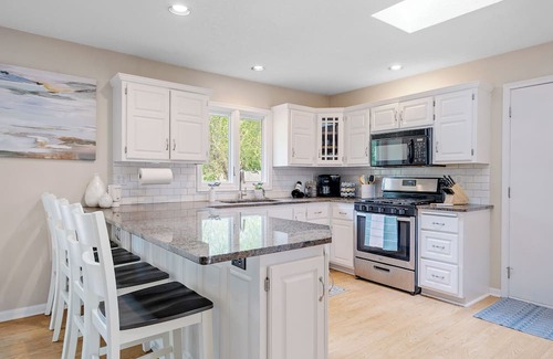 Plymouth House | 4-bedroom house in peaceful Minneapolis with AC, WiFi