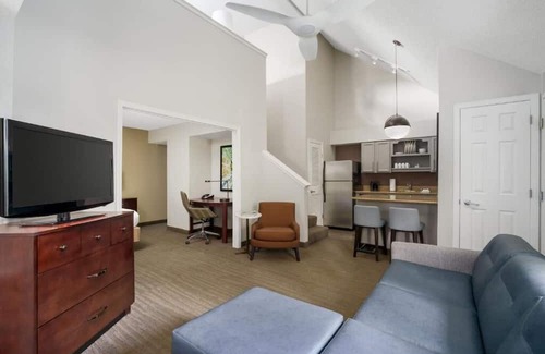 Bridle Trails House | Modern Hotel with Spacious Suites and full kitchens
