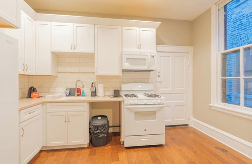 Lake View East Apartment | Spacious 4-bedroom Apartment In Lakeview Near Wrigley Field